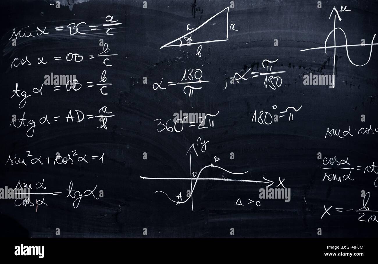 Tafel mit wissenschaftlichen Formeln und Berechnungen in Mathematik eingeschrieben. Wissenschaft und Bildung Hintergrund. Stockfoto