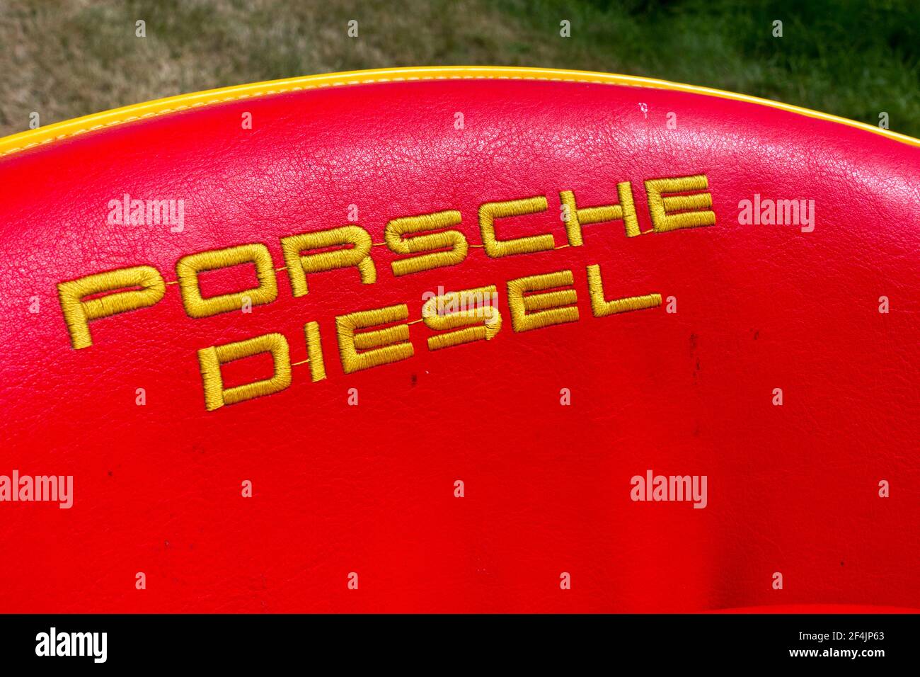 Porsche Diesel - Sitz, rot gelbe Marke, Logo in Leder gestickt Stockfoto
