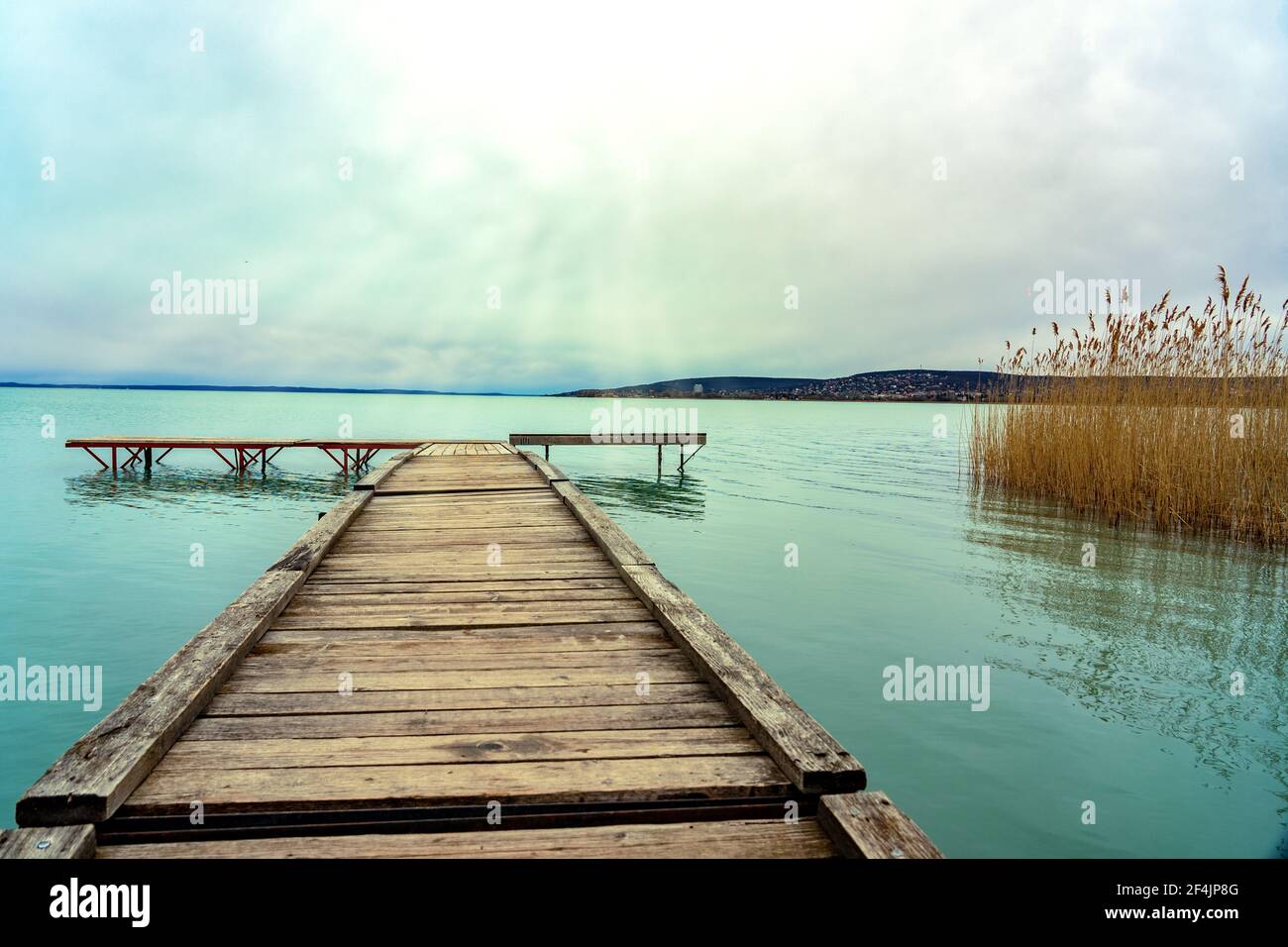 Holzsteg am Plattensee in Balatonfuzfo Ungarn. Stockfoto