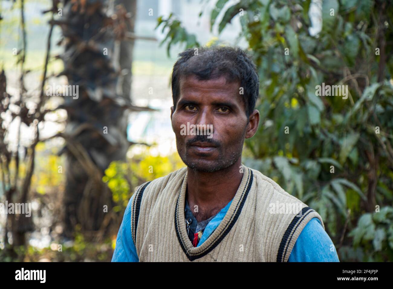 Ein indisches Farmerporträt mit Blick auf die Kamera - Begusarai, Bihar, Indien - 20-01-2021 Stockfoto