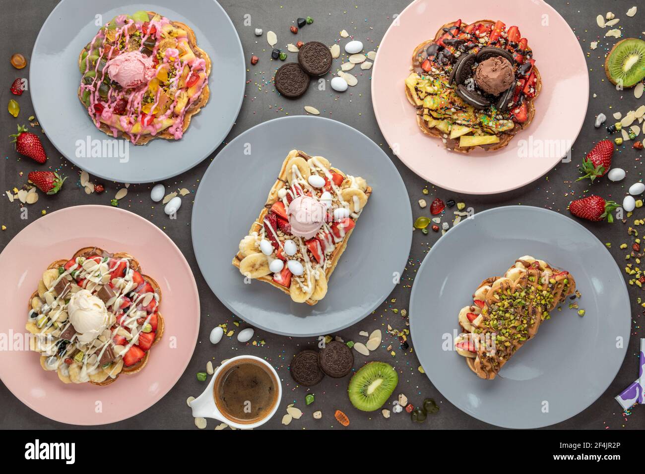 Drei verschiedene Waffeln in Quadrat-, Herz- und Blasenform. Stockfoto