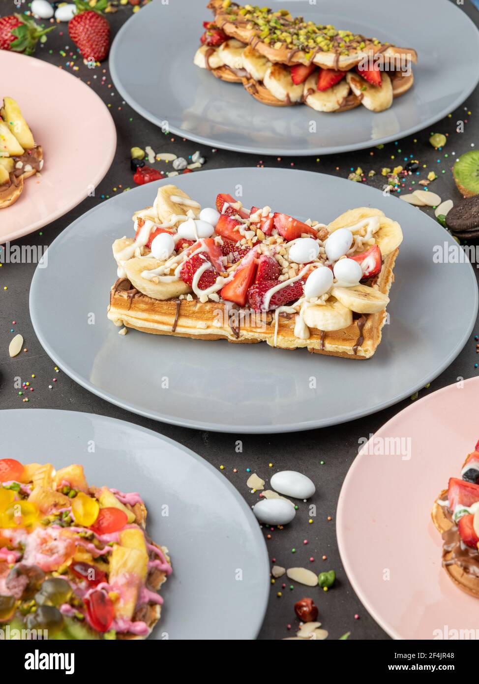 Drei verschiedene Waffeln in Quadrat-, Herz- und Blasenform. Stockfoto
