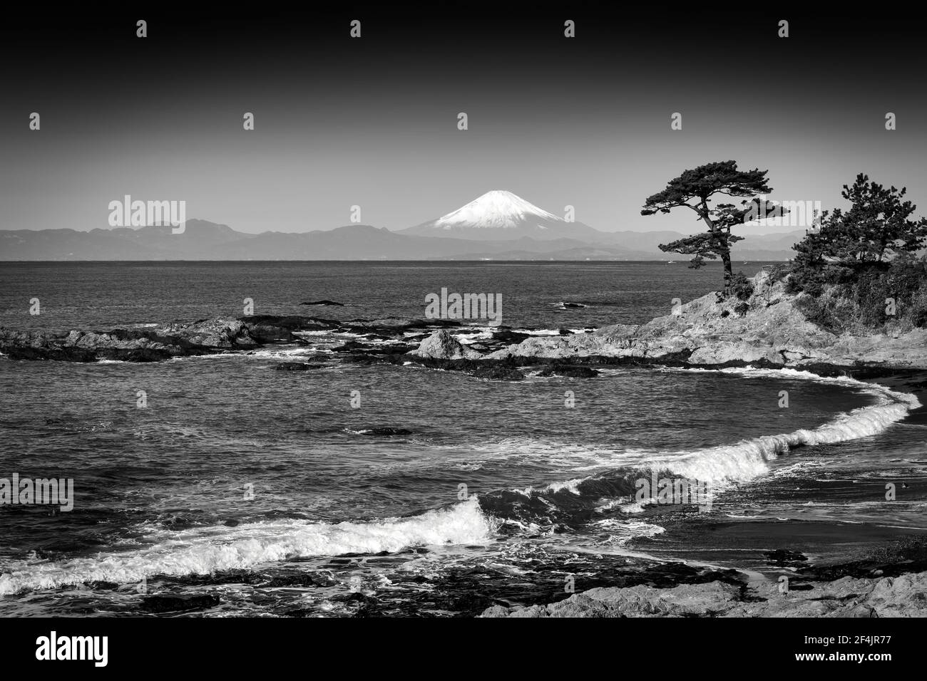 Die Küste der Sagami Bay auf der japanischen Miura Halbinsel mit dem Fuji im Hintergrund. Stockfoto
