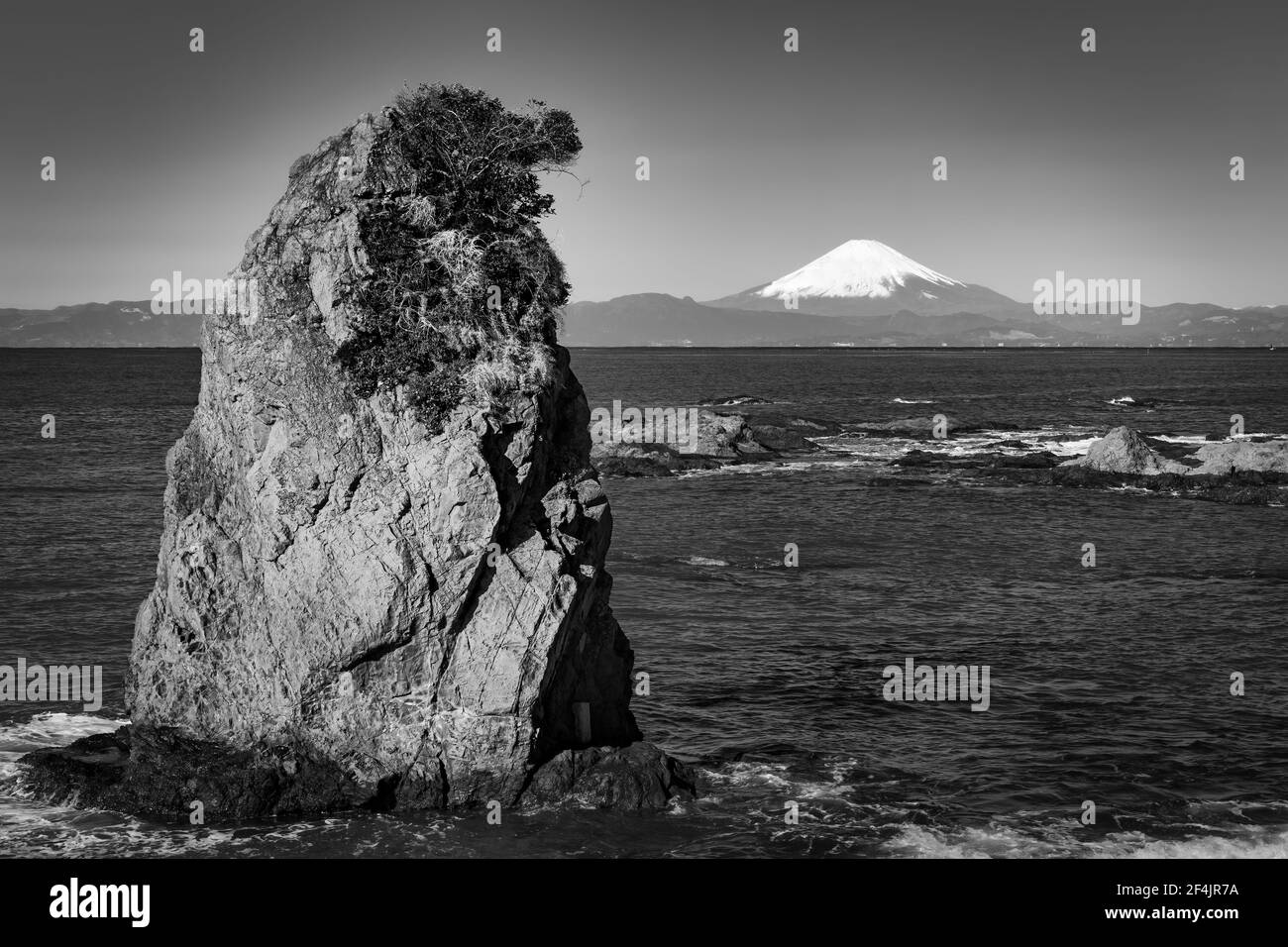 Japans felsige Küste an der Miura Halbinsel an der Sagami Bucht mit dem Berg Fuji im Hintergrund. Stockfoto