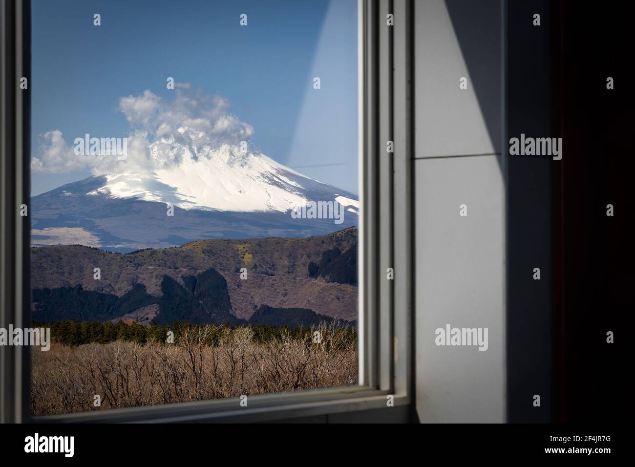 Blick auf den Fuji durch ein Fenster in Owakudani, Japan. Stockfoto