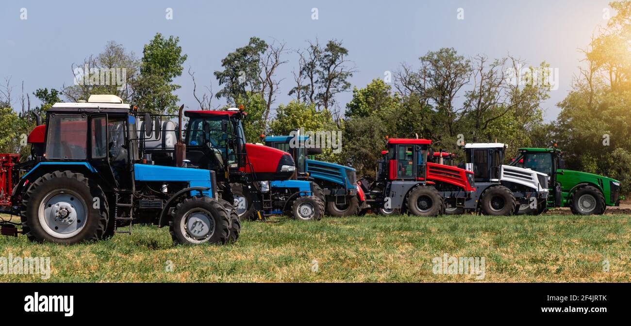 Landwirtschaftliche Maschinen Park auf dem Feld. Stockfoto