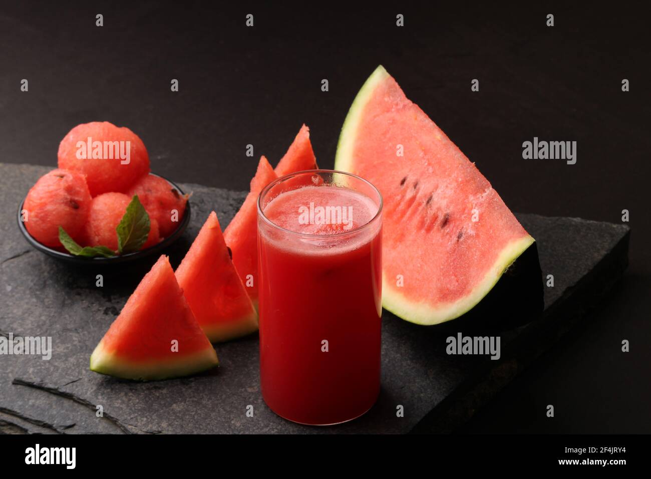 Wassermelone Smoothies oder Saft Belag mit frischen Wassermelone und Minzblätter für Sommer Getränke Konzept. Stockfoto