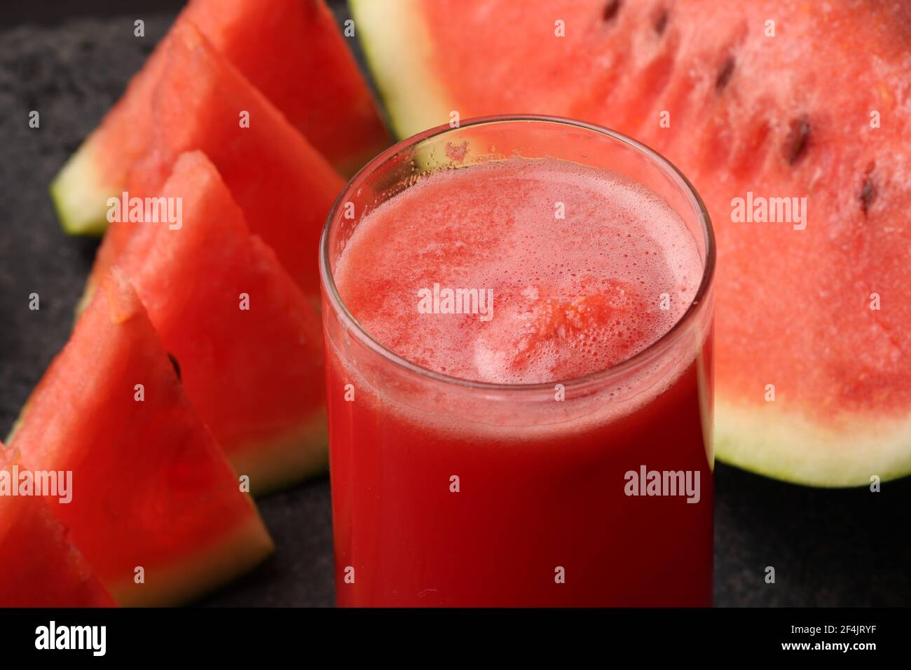 Wassermelone Smoothies oder Saft Belag mit frischen Wassermelone und Minzblätter für Sommer Getränke Konzept. Stockfoto