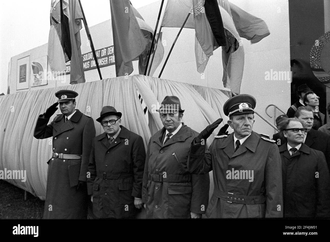 20. November 1981, Sachsen, Delitzsch: Vormarsch und Parade vor den Genossen der SED-Bezirksleitung. Die jungen Soldaten der NVA werden Ende 1981 auf einem Sportplatz im Dorf Glesien vereidigt. Eltern, Verwandte, Bekannte und die Bevölkerung nehmen Teil. Genaues Aufnahmedatum nicht bekannt. Foto: Volkmar Heinz/dpa-Zentralbild/ZB Stockfoto