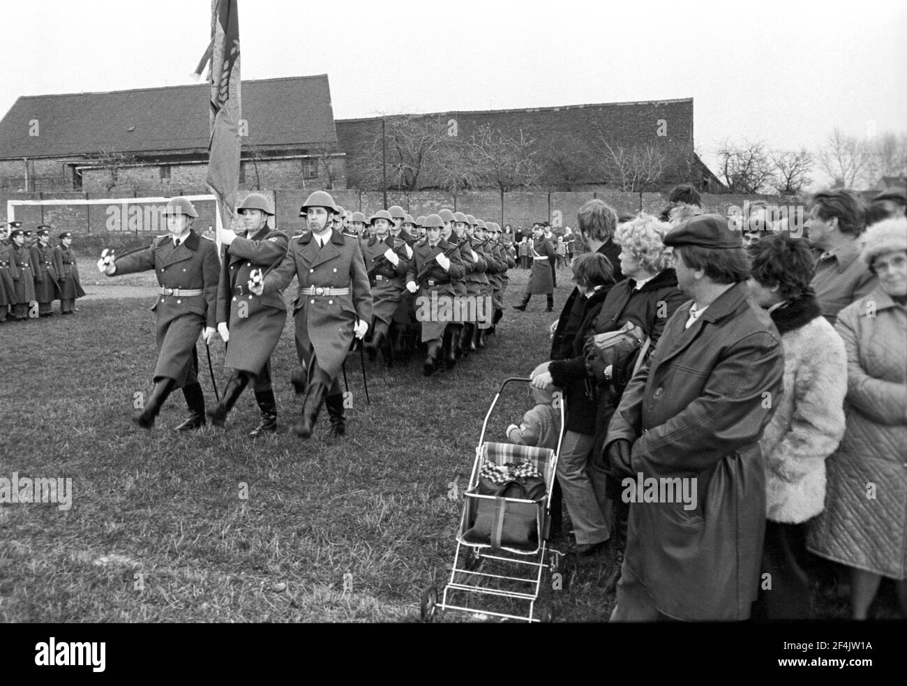20. November 1981, Sachsen, Delitzsch: Vormarsch und Parade. Die jungen Soldaten der NVA werden Ende 1981 auf einem Sportplatz im Dorf Glesien vereidigt. Eltern, Verwandte, Bekannte und die Bevölkerung nehmen Teil. Genaues Aufnahmedatum nicht bekannt. Foto: Volkmar Heinz/dpa-Zentralbild/ZB Stockfoto