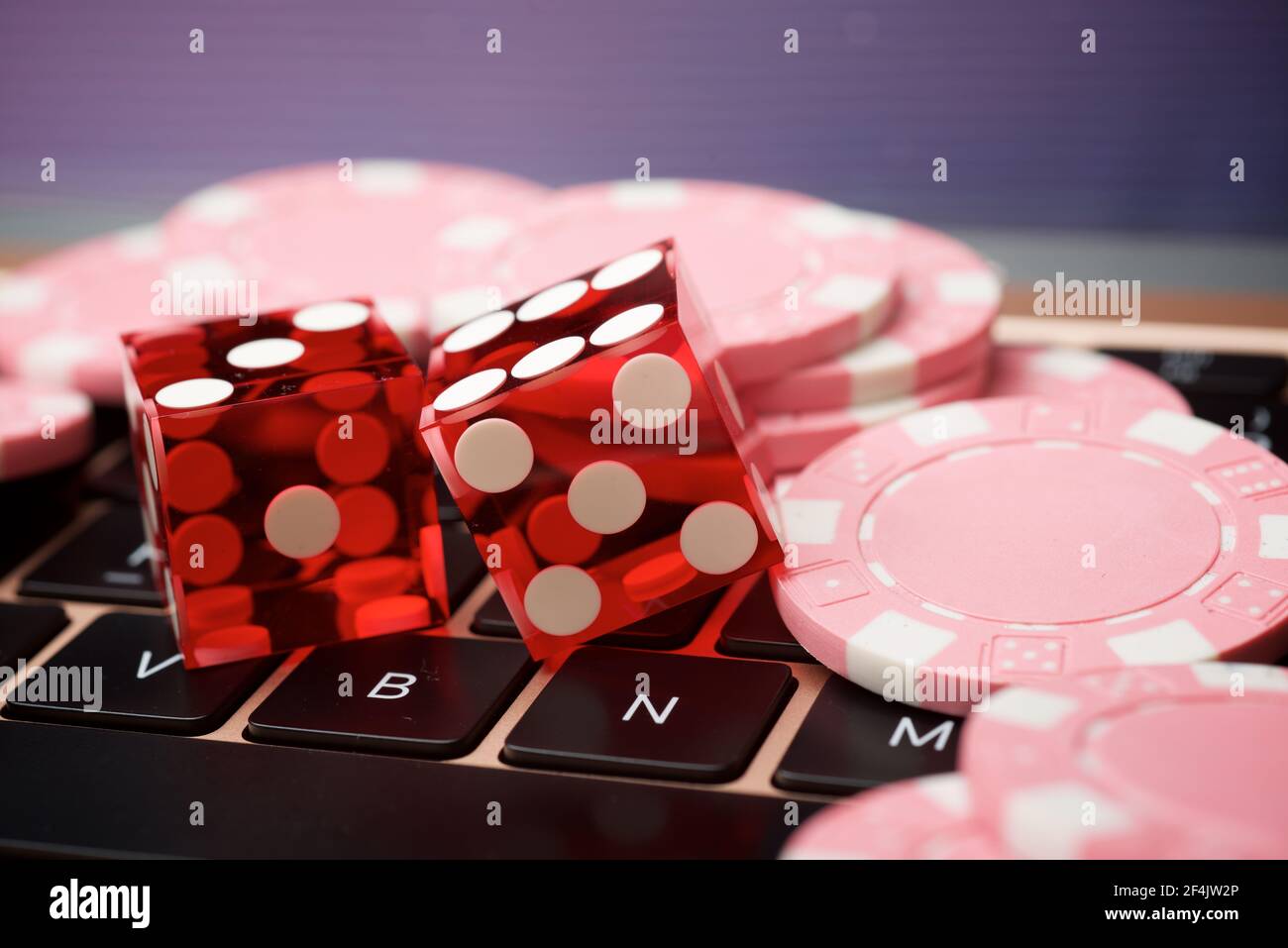 Casino Chips und Würfel Stapeln auf einem Laptop. Stockfoto