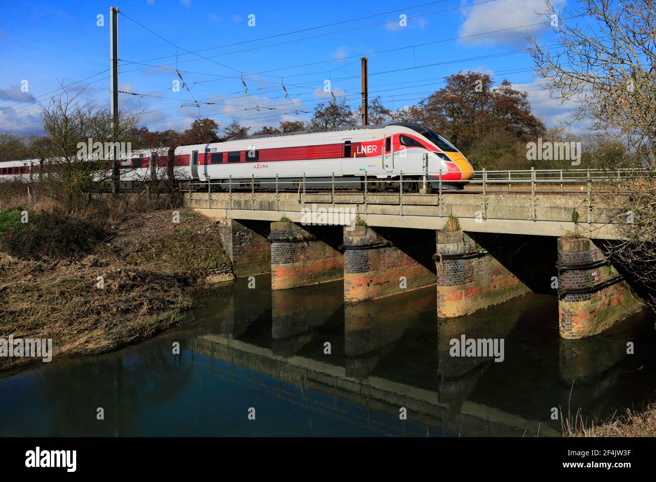 LNER Azuma Zug, Klasse 800, East Coast Main Line Railway, Newark on Trent, Nottinghamshire, England, Großbritannien Stockfoto