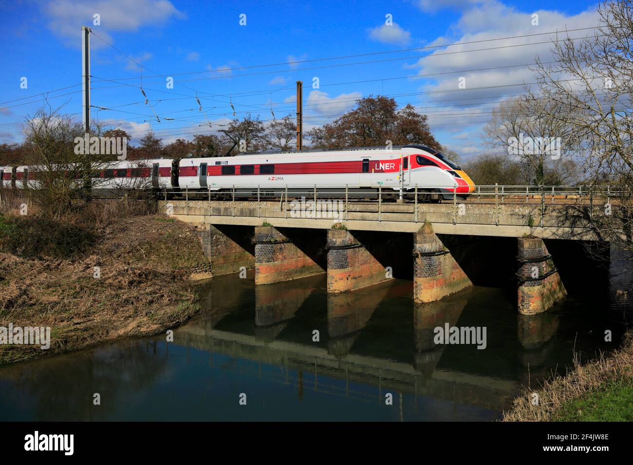 LNER Azuma Zug, Klasse 800, East Coast Main Line Railway, Newark on Trent, Nottinghamshire, England, Großbritannien Stockfoto