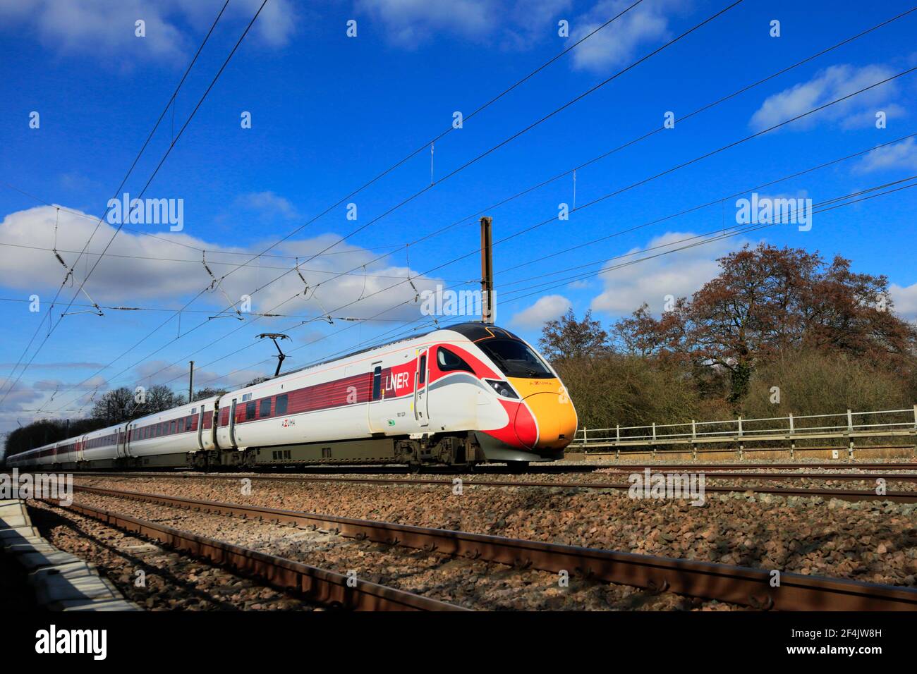 LNER Azuma Zug, Klasse 800, East Coast Main Line Railway, Newark on Trent, Nottinghamshire, England, Großbritannien Stockfoto
