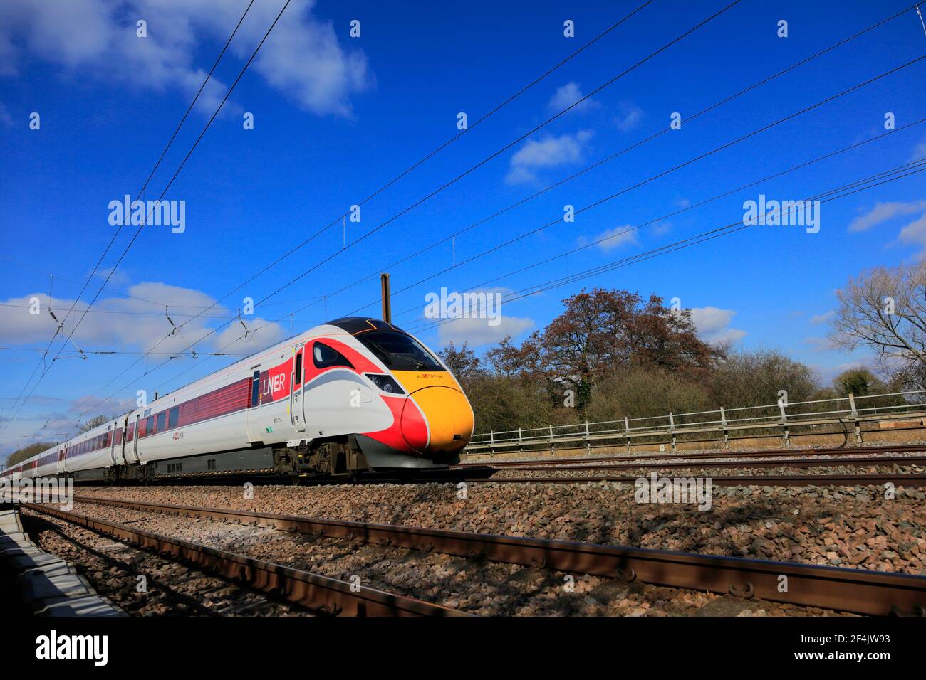 LNER Azuma Zug, Klasse 800, East Coast Main Line Railway, Newark on Trent, Nottinghamshire, England, Großbritannien Stockfoto