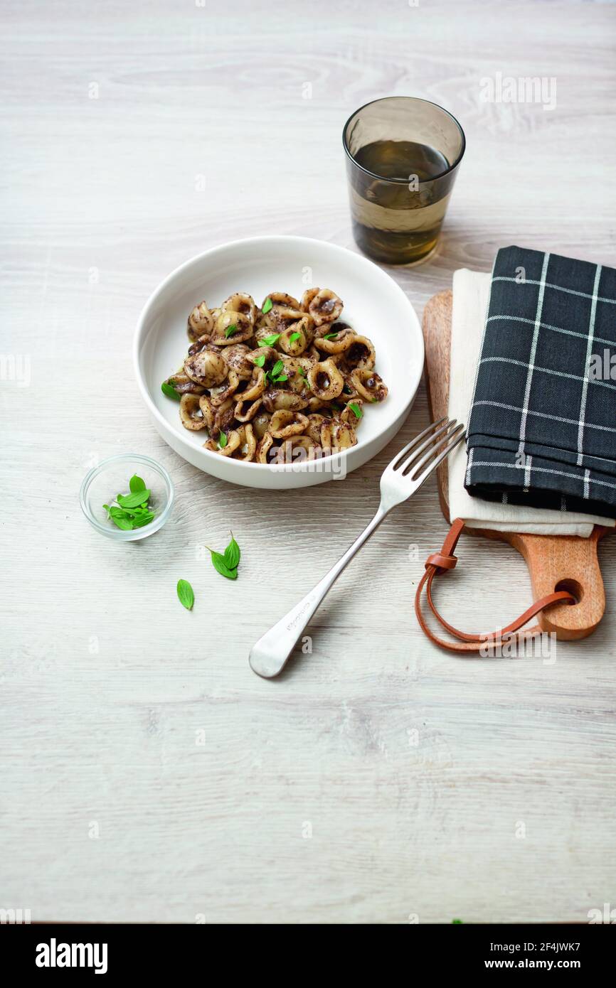 Italienische Orecchiette mit Sardellen und Oliven Pesto Stockfoto