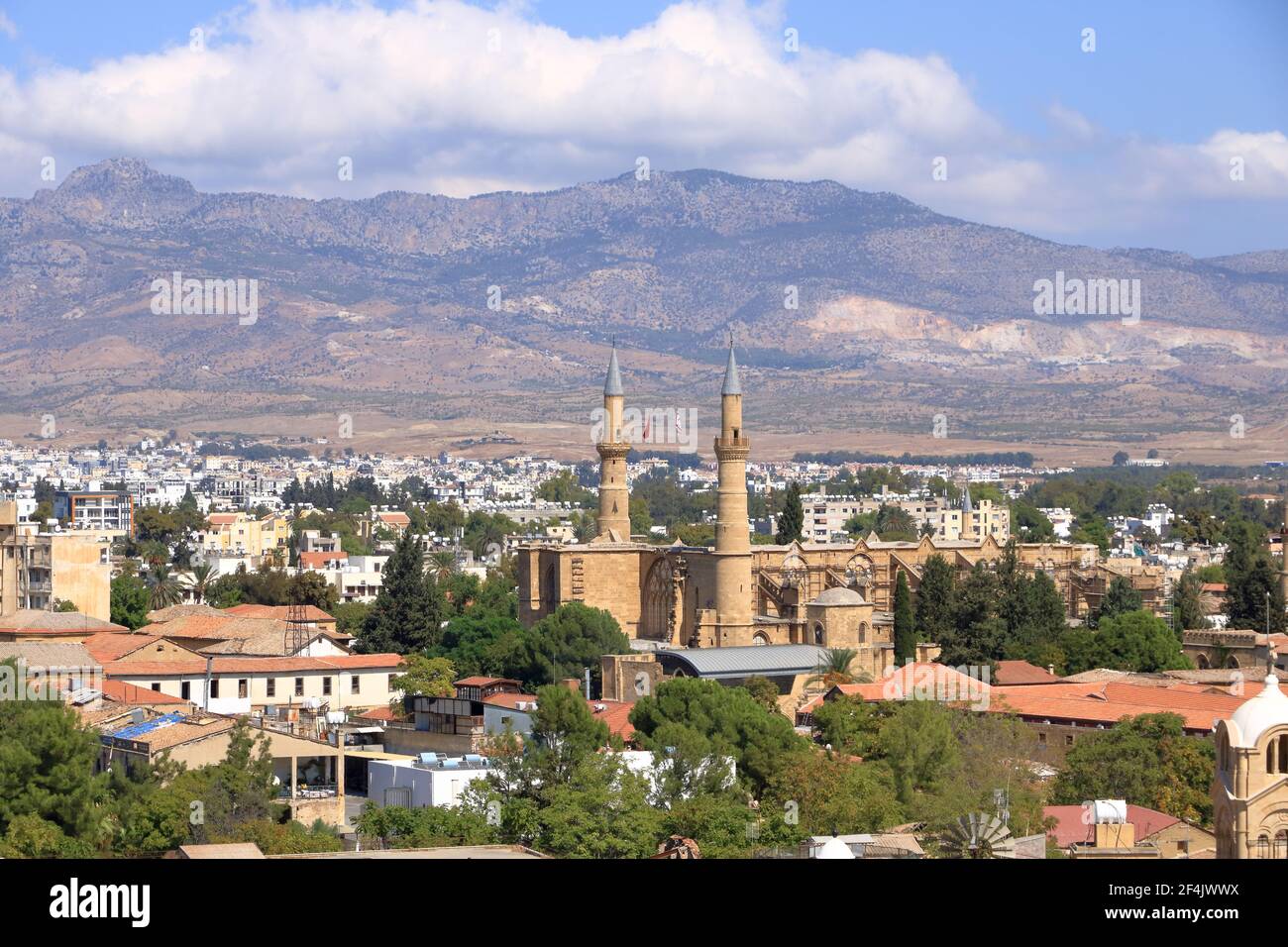 Oktober 03 2020 - NIKOSIA/Zypern: Blick auf Nikosia (Lefkosia), die letzte geteilte Hauptstadt der Welt vom Shacolas (oder "Siakolas") Turm, dem Norden Stockfoto