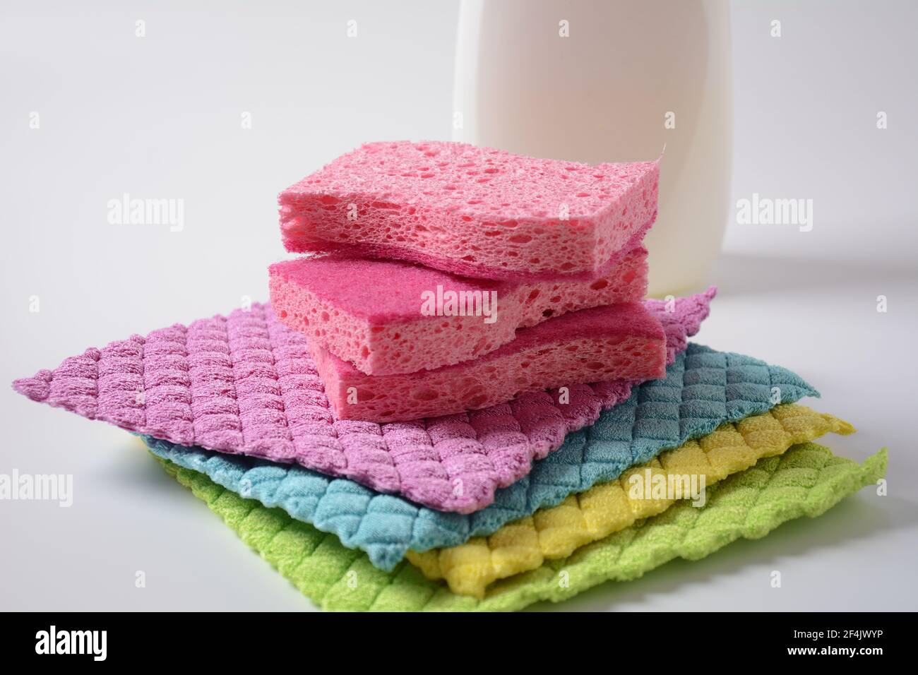 Rosa Reinigungsschwämme und mehrfarbige Micro Fiber Reinigungstücher Stockfoto