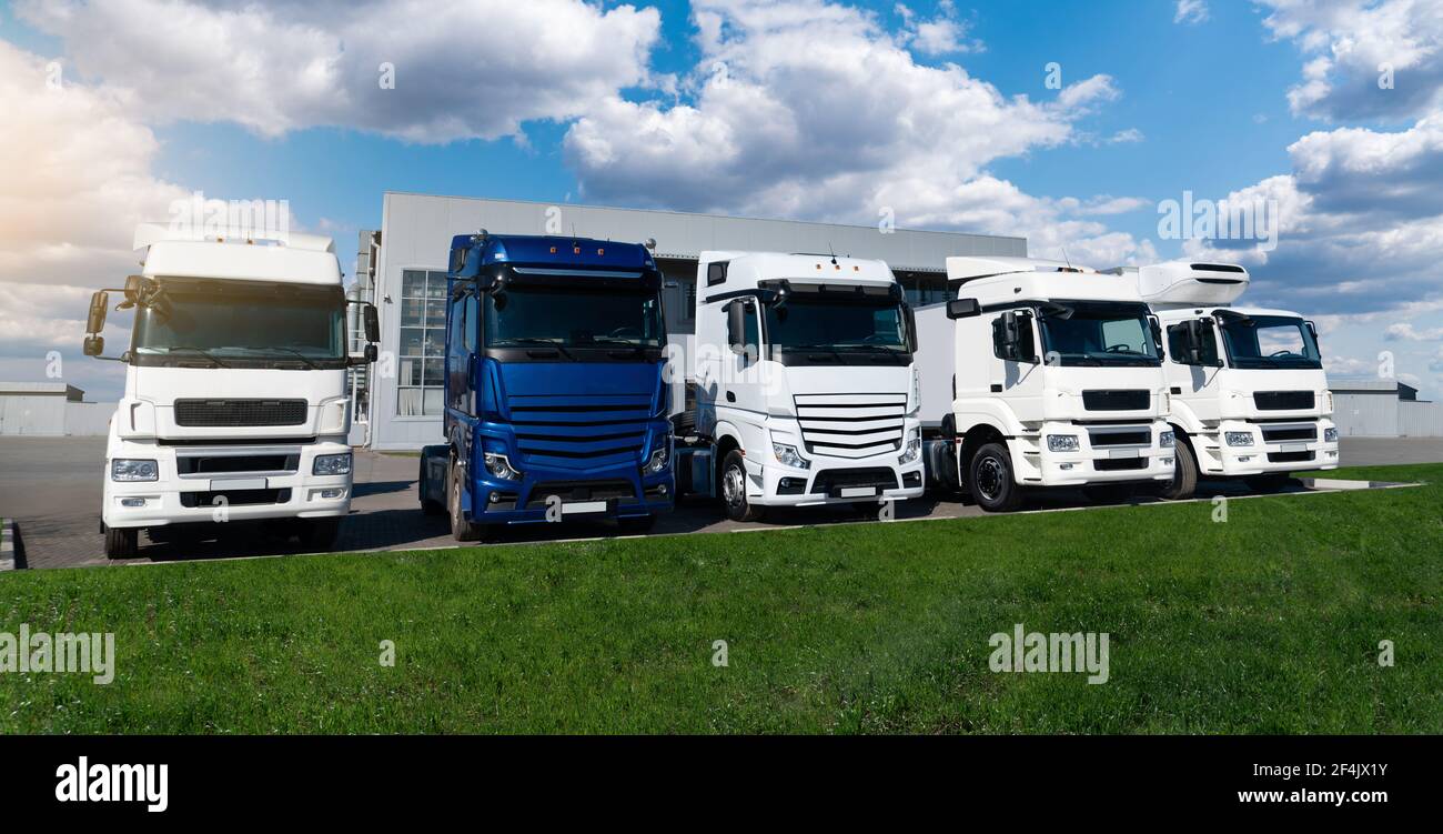 LKW-Fuhrpark im Logistikzentrum Stockfoto