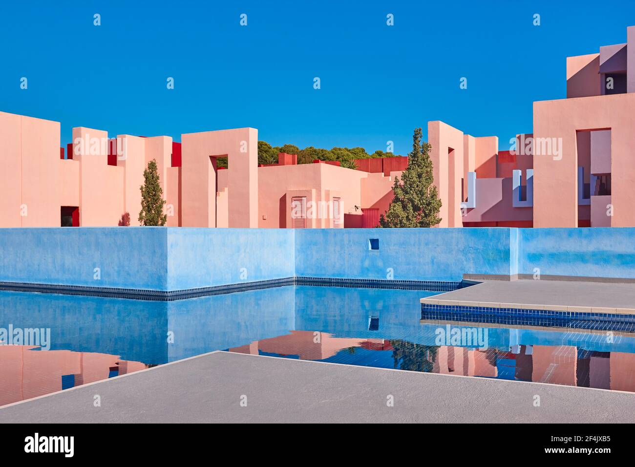 Geometrisches Gebäude mit Pool. Die rote Mauer, Calp, Spanien Stockfoto