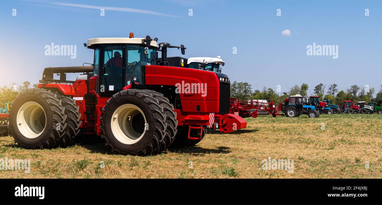 Landwirtschaftliche Maschinen Park auf dem Feld. Stockfoto