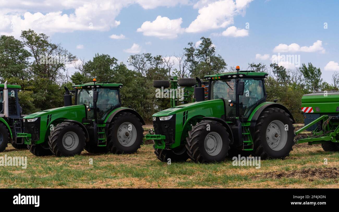 Landwirtschaftliche Maschinen Park auf dem Feld. Stockfoto