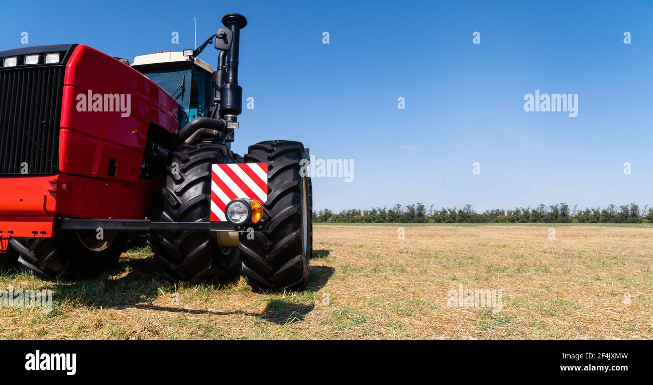 Roter Traktor auf einem landwirtschaftlichen Feld Stockfoto