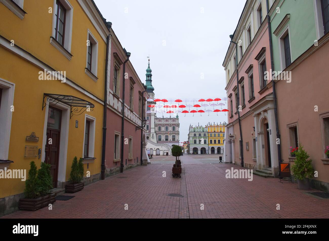 Zamosc, Polen, 10. November 2020. Eine Straße einer alten europäischen Stadt an einem bewölkten Herbsttag. Kleine bunte alte Häuser. Städtische Umwelt, Landschaft Stockfoto