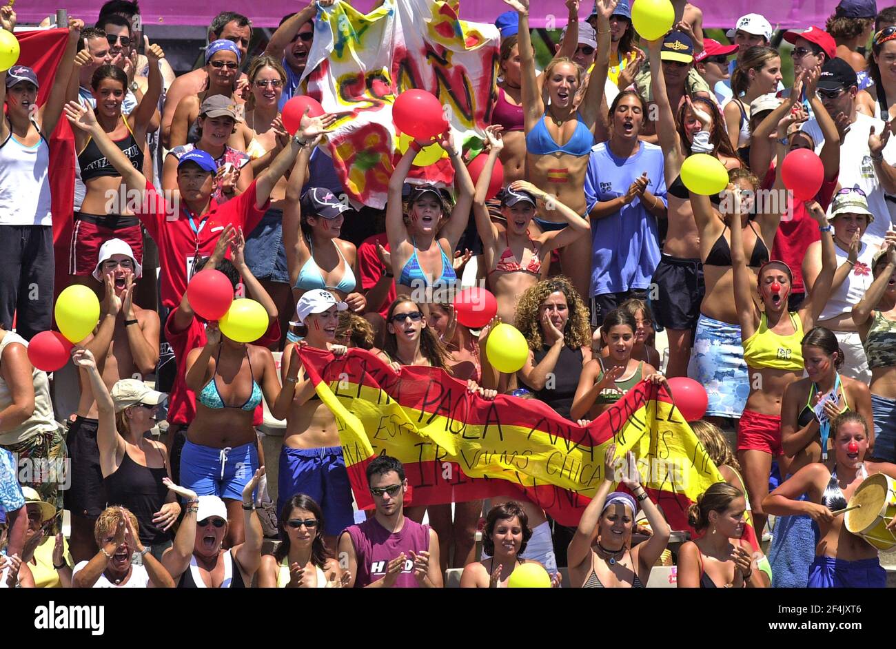 Spanische Fans winken Flaggen während der Schwimmweltmeisterschaft 2003, in Barecelona Spanien. Stockfoto