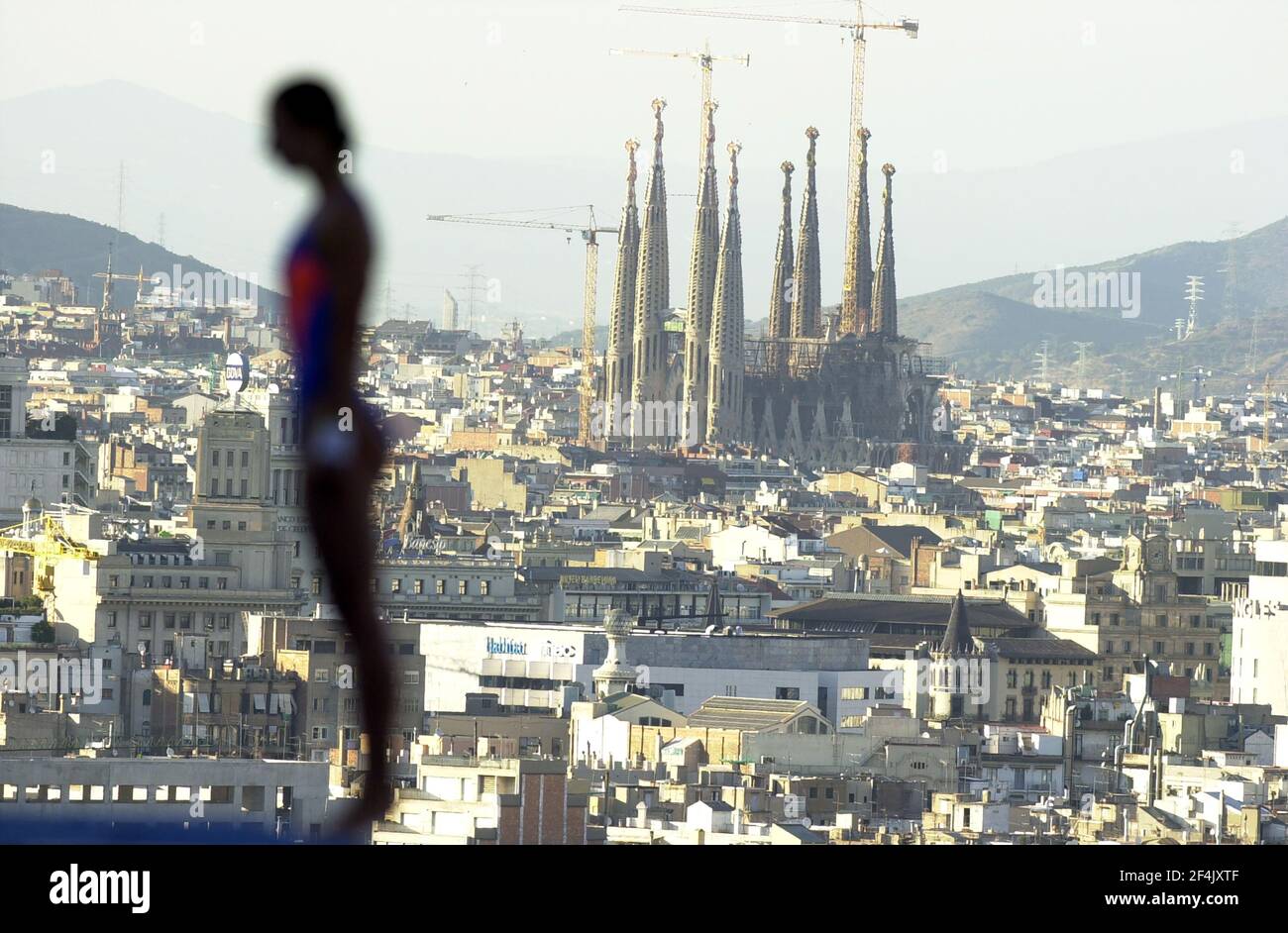 Silhouetted weibliche Taucher von 10 m Plattform während des Finales der Schwimmen-Weltmeisterschaft, Barcelona 2003. Stockfoto