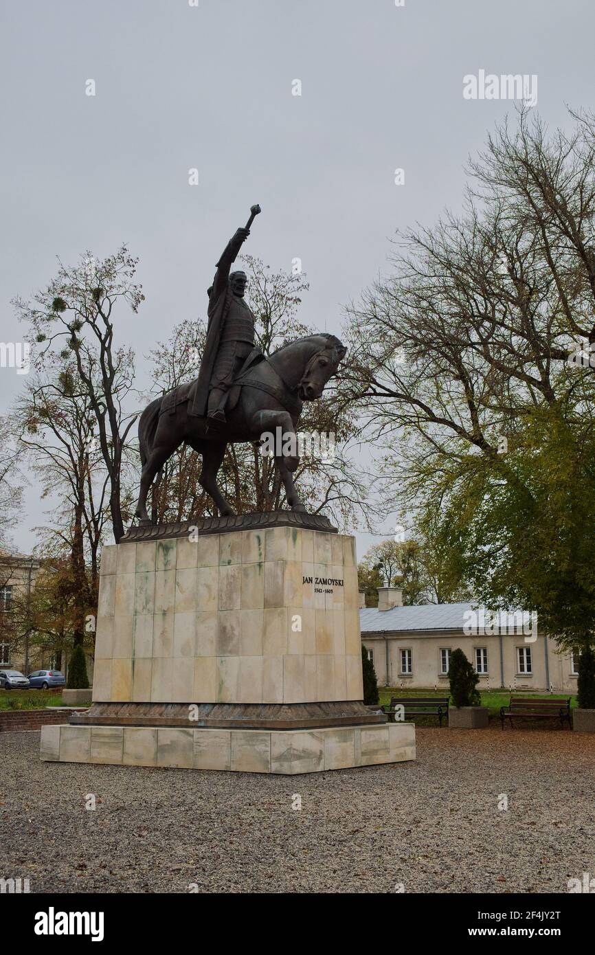 Zamosc, Polen, 10. November 2020. Denkmal für Jan Zamoyski - polnischer Staatsmann, auf einer Stadtstraße an einem bewölkten Herbsttag. Denkmal für eine historische figu Stockfoto
