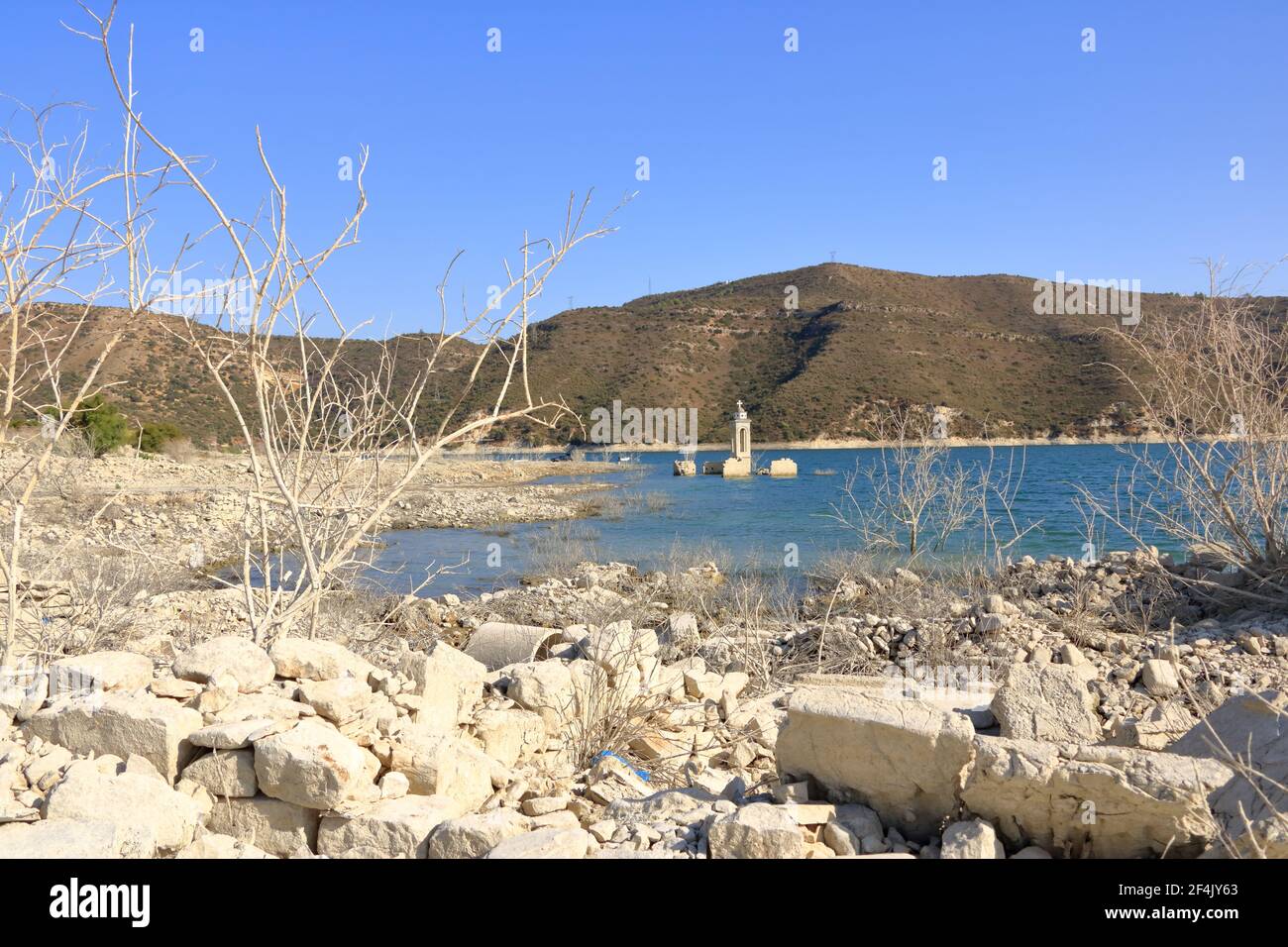 Die verlassene Kirche St. Nikolaus am Kouris Stausee. Zypern. Stockfoto