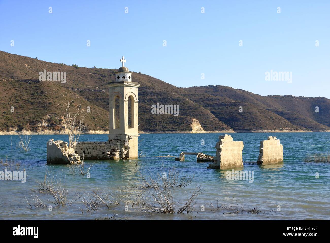 Die verlassene Kirche St. Nikolaus am Kouris Stausee. Zypern. Stockfoto