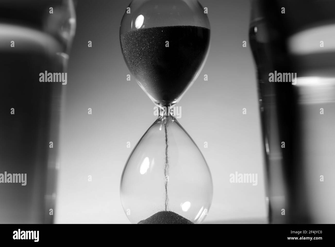 Schwarzweiß-Foto der Sanduhr Nahaufnahme Stockfoto