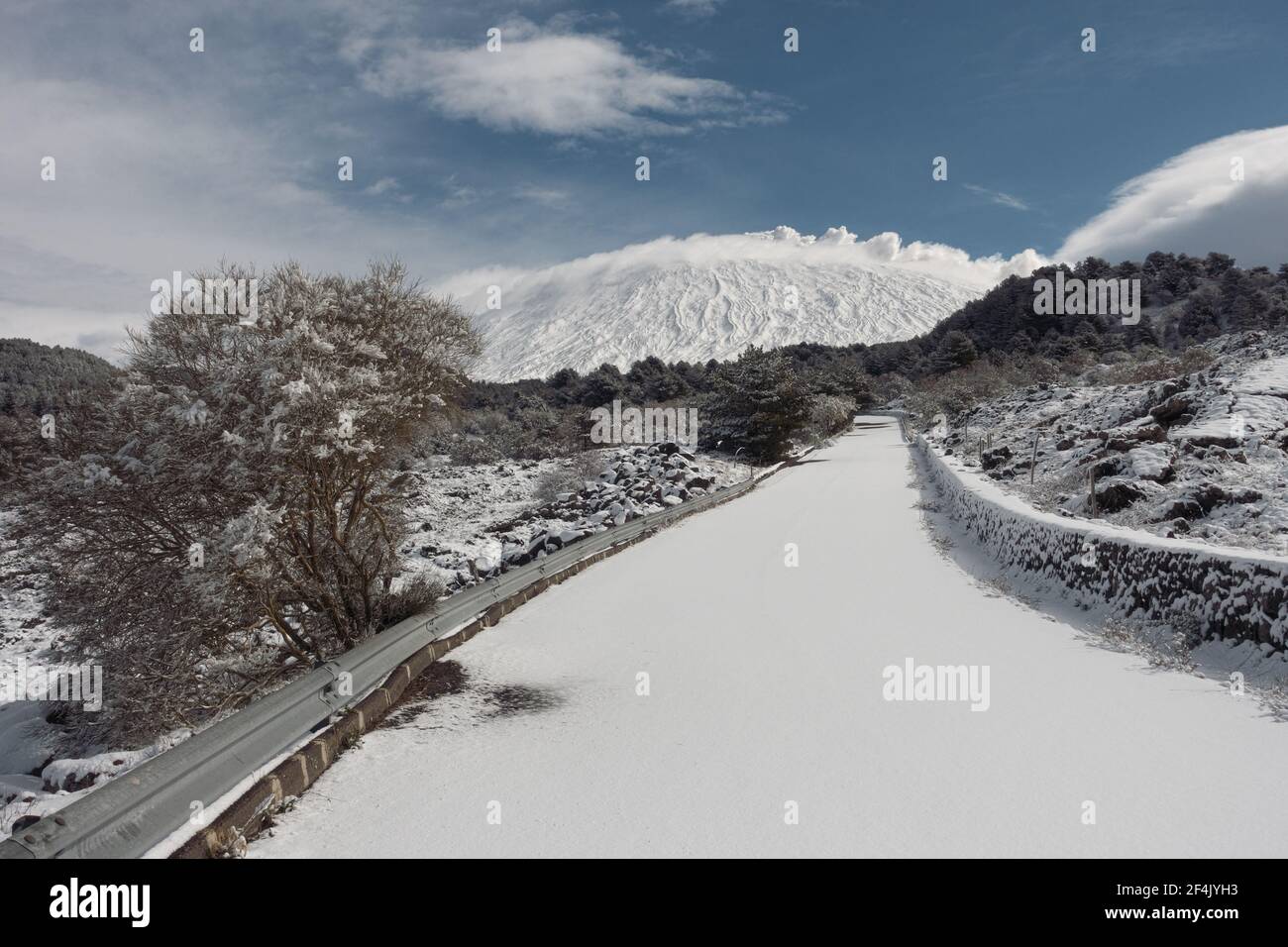 Winterlandschaft von Sizilien Natur schneebedeckten Straße Berg zu Ätna Mount natürliches Wahrzeichen des Outdoor-Tourismus Stockfoto