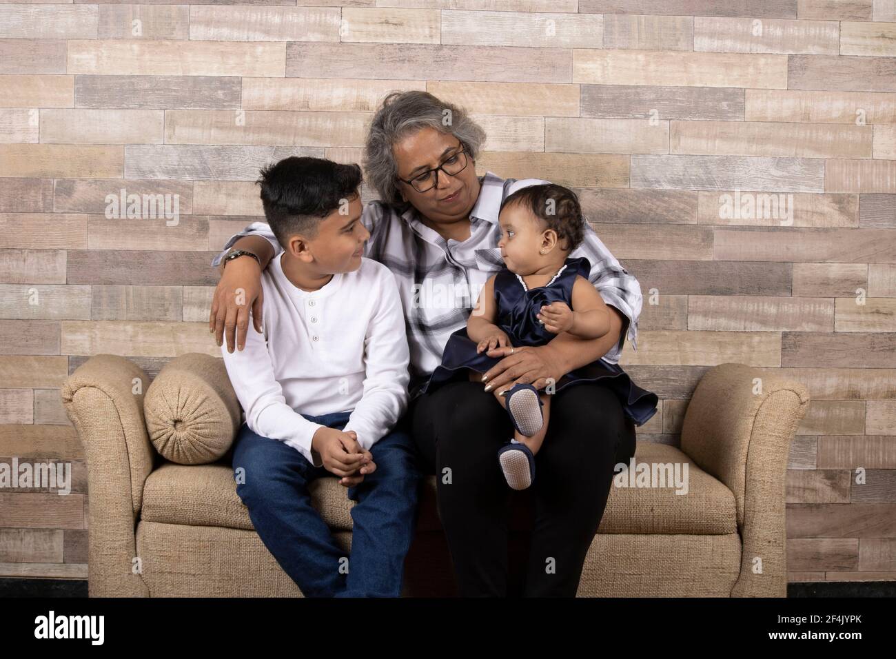 Glückliche Momente mit Oma, indische oder asiatische ältere Dame verbringen gute Zeit mit ihren Enkeln Stockfoto