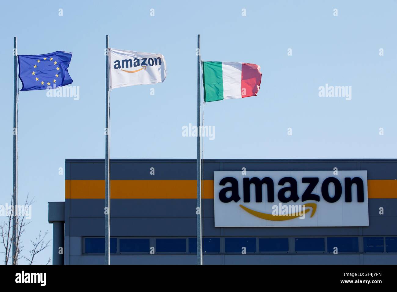 Flaggen flattern vor einem Distributionszentrum, während eines Streiks bei  Amazon Logistik in Italien, Passo Corese, Italien 22. März 2021.  REUTERS/Remo Casilli Stockfotografie - Alamy