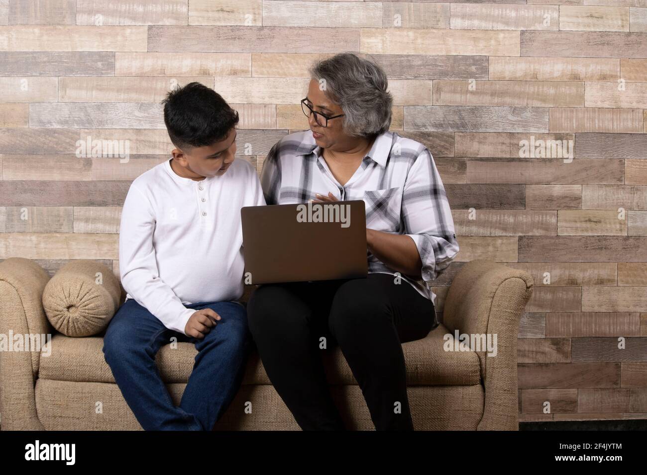 Glückliche Momente mit Oma, indische oder asiatische ältere Dame verbringen Qualität Zeit mit ihrem Enkel mit Laptop Stockfoto