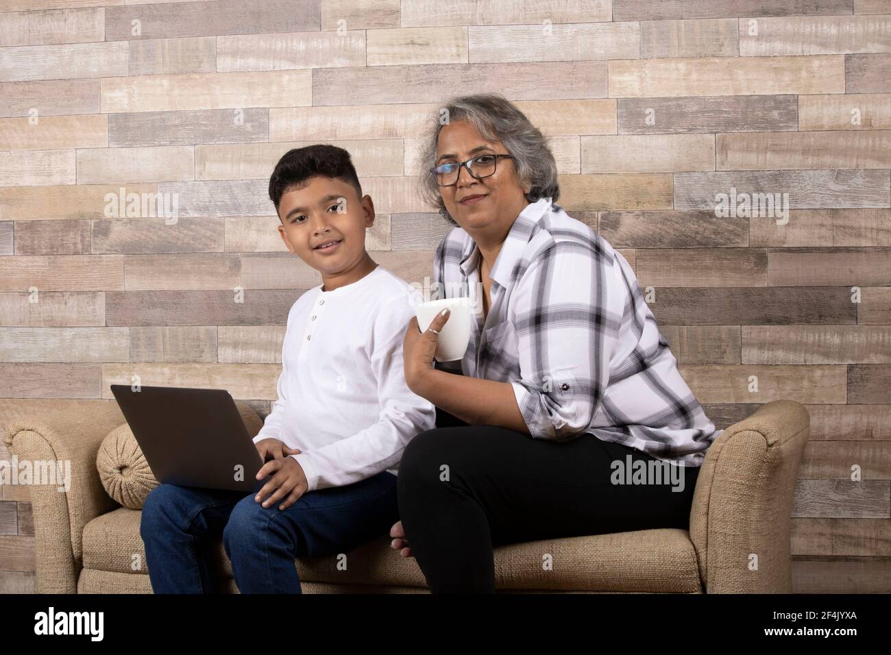 Glückliche Momente mit Oma, indische oder asiatische ältere Dame verbringen Qualität Zeit mit ihrem Enkel mit Laptop Stockfoto