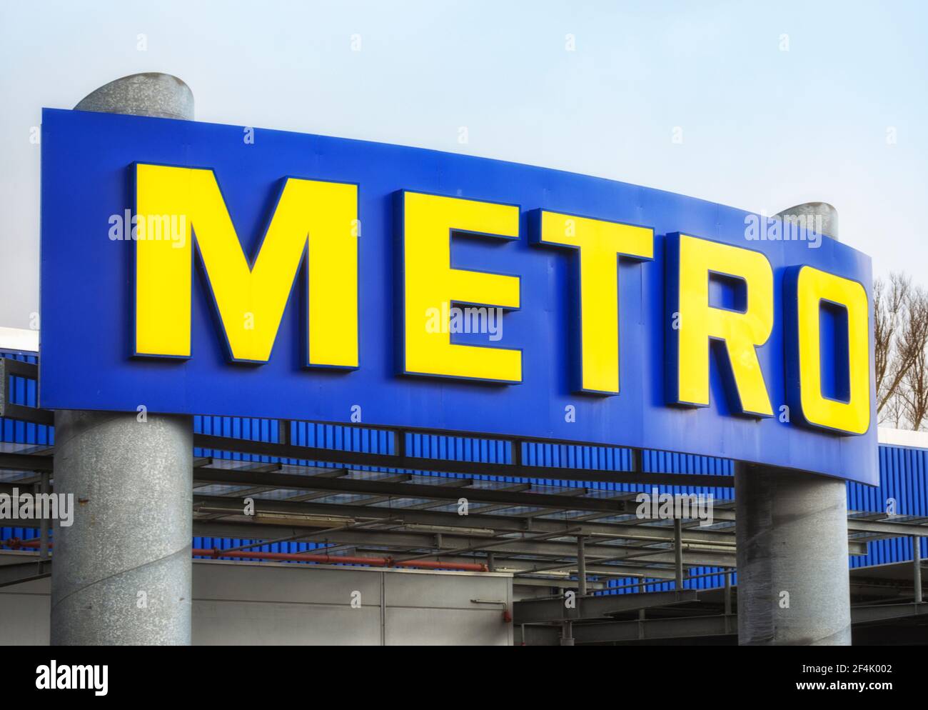 Hamburg, 17. März 2021. Schilder über dem Eingang des METRO-Großhandelsmarktes. Die Metro AG ist ein deutsches multinationales Unternehmen mit Sitz in Düsseldorf. Stockfoto
