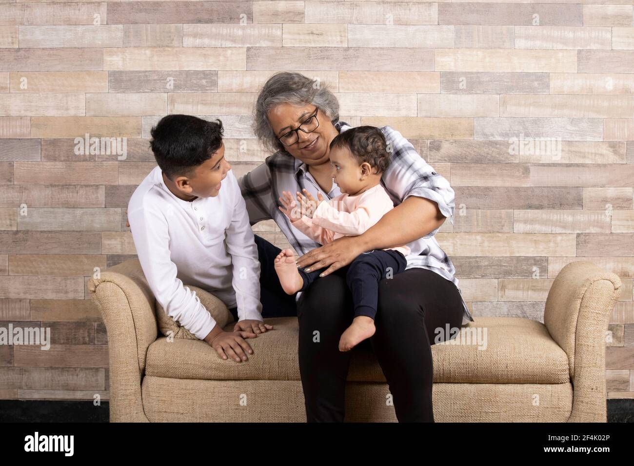 Glückliche Momente mit Oma, indische oder asiatische ältere Dame verbringen gute Zeit mit ihren Enkeln Stockfoto