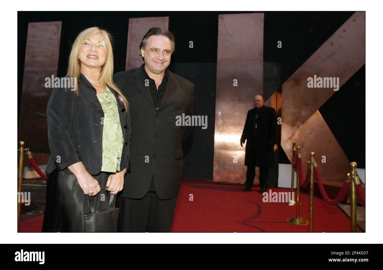 Prominente Gäste kommen für die Aufnahme der zweiten Serie Von Hells Kitchen...Helen Lederer und Tony Slattery pic David Sandison 17/4/2005 Stockfoto