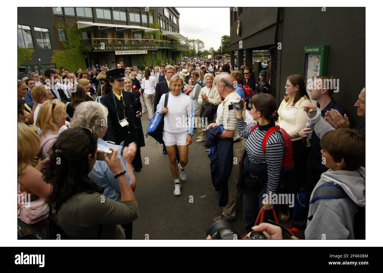 Tag 1 von Wimbledon...... Martina Navratilova schlägt C. Castano in ihrem ersten Spiel zurück spielen Singles pic David Sandison 21/6/2004 Stockfoto