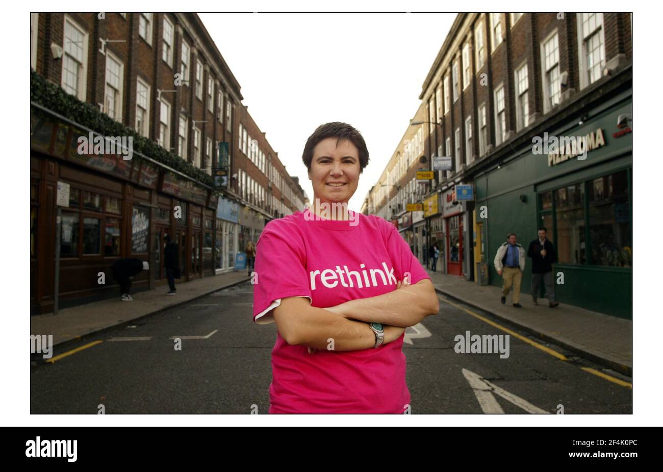 Für Indy on Sun.... Helen Gilburt in Kingston upon Thames. Bild David Sandison 22/10/2003 Stockfoto