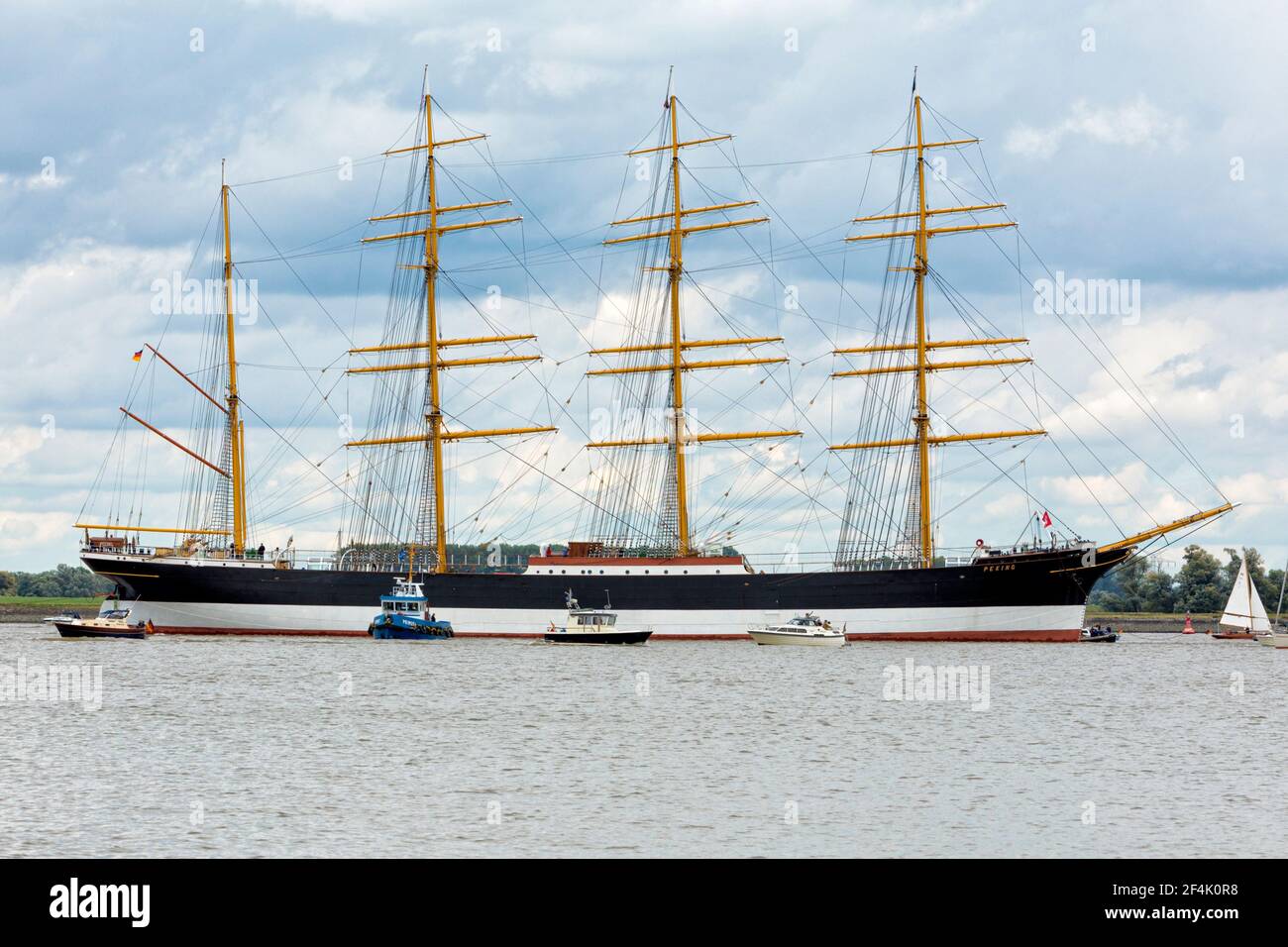 Hollern-Twielenfleth, Deutschland - 7. September 2020: Historische Barke PEKING vor Anker an der Elbe wartet auf den Schleppdienst zum Deutschen Hafenmuseum in Hamburg, ein Stockfoto