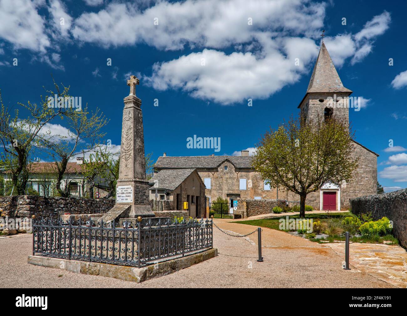 Denkmal des Ersten Weltkriegs, mittelalterliche Kirche im Dorf Saint-Andre-de-Vezines, Gemeinde im Departement Aveyron, Plateau Causse Noir, Okzitanien, Frankreich Stockfoto