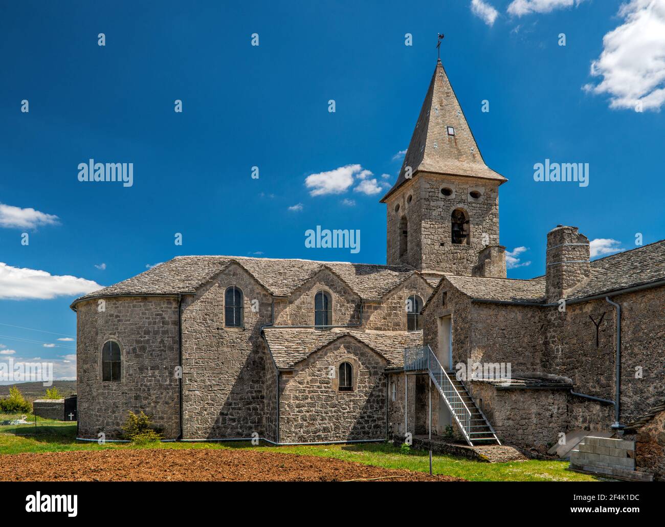 Mittelalterliche Kirche im Dorf Saint-Andre-de-Vezines, Gemeinde im Departement Aveyron, Causse Noir Plateau, Region Okzitanien, Frankreich Stockfoto