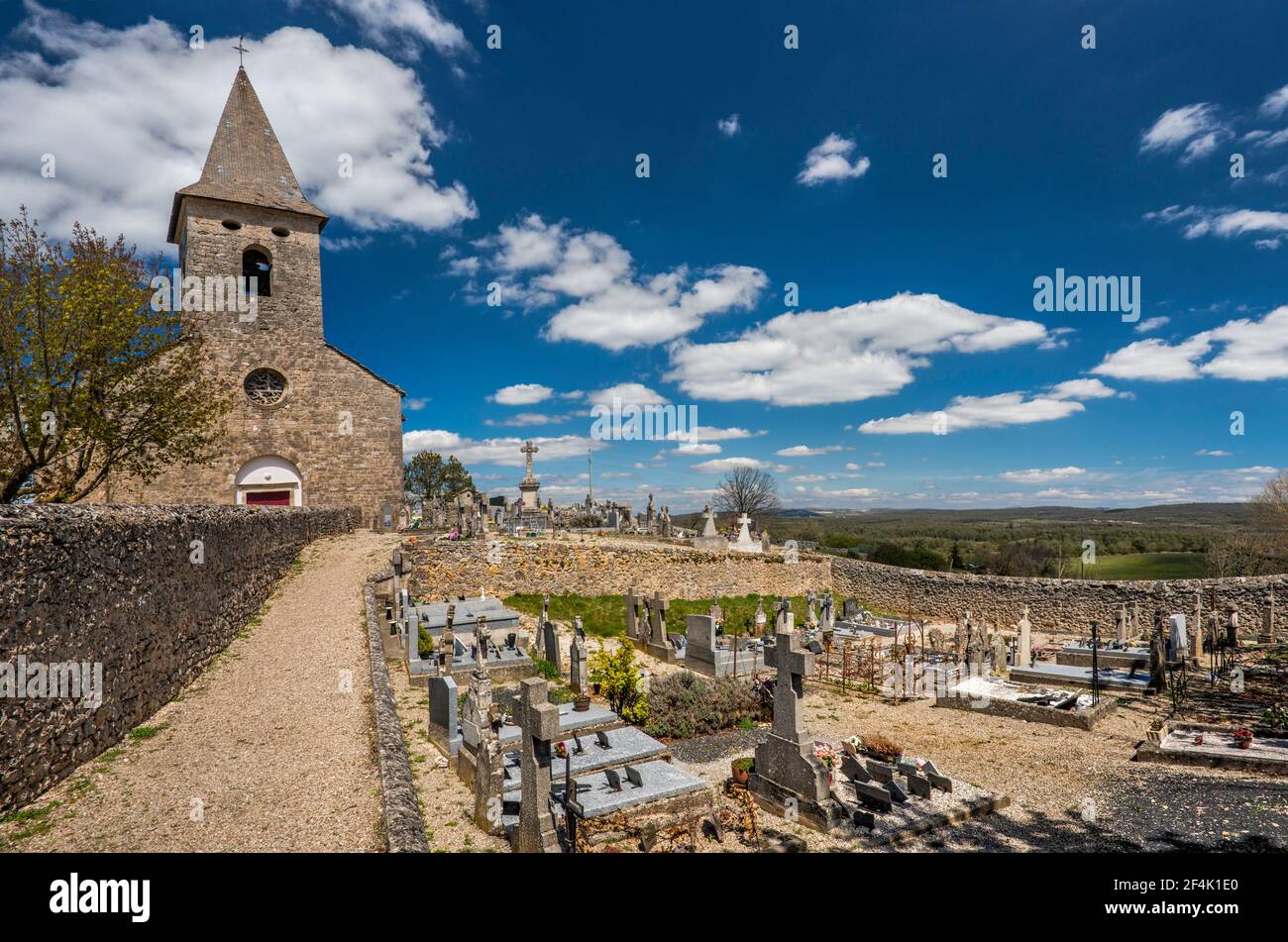 Mittelalterliche Kirche, Friedhof, im Dorf Saint-Andre-de-Vezines, Gemeinde im Departement Aveyron, Plateau Causse Noir, Region Okzitanien, Frankreich Stockfoto
