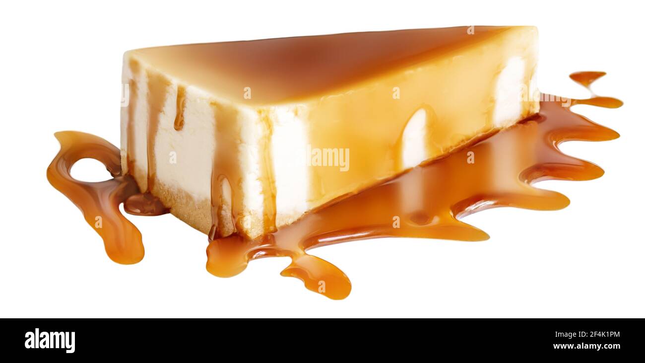 Scheibe Käsekuchen mit Karamellsauce isoliert auf weißem Hintergrund. Ein Stück leckeren Karamellkuchen aus nächster Nähe Stockfoto