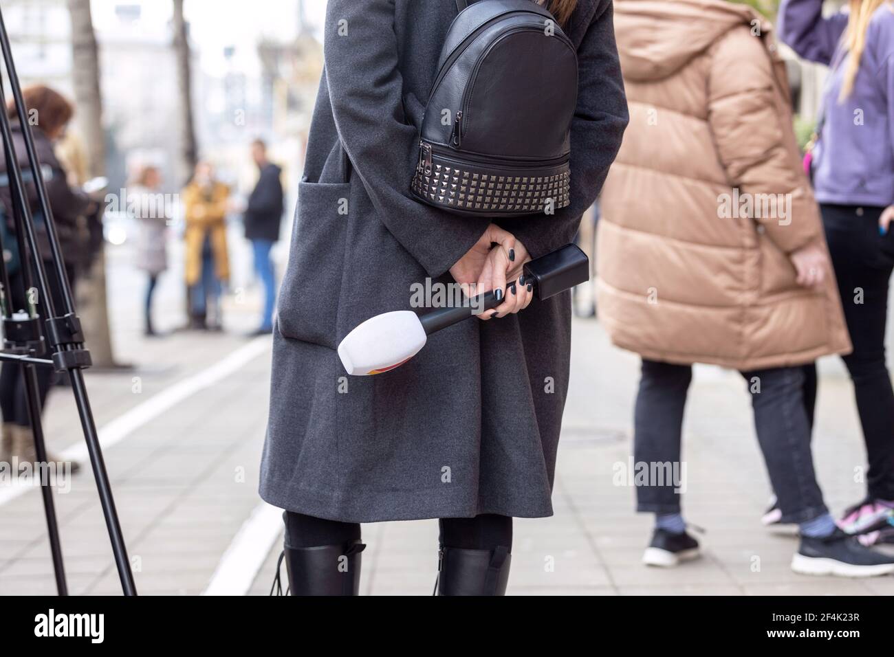 Weibliche Fernsehjournalistin hält Mikrofon und wartet auf Medienereignis oder Nachrichtenkonferenz. Beruf des Journalismus Konzept. Stockfoto